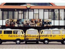 Drie VW bussen Caravelle voor het Stadskantoor Beverwijk.