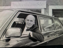 Een verlengde W123 met chauffeur "ome Willem"