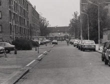 Aan de linkerkant een Taxibus, voor o.a: Trein Taxi.