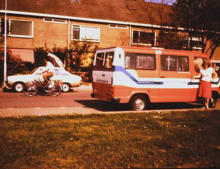 Chauffeuse bij haar huis met wagen 50-48