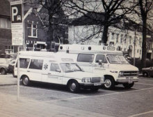 Meerplein met een Mercedes en een GMC Ambulance.