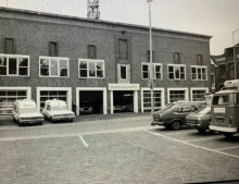 Meerplein met wagens binnen voor onderhoud.